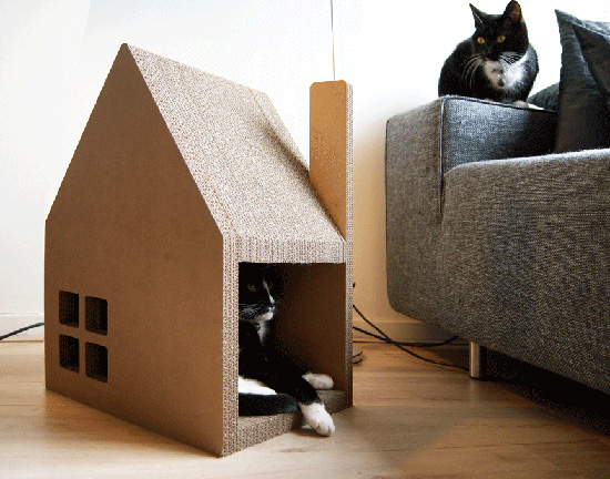 Krabhuis Cardboard Cat Playhouse