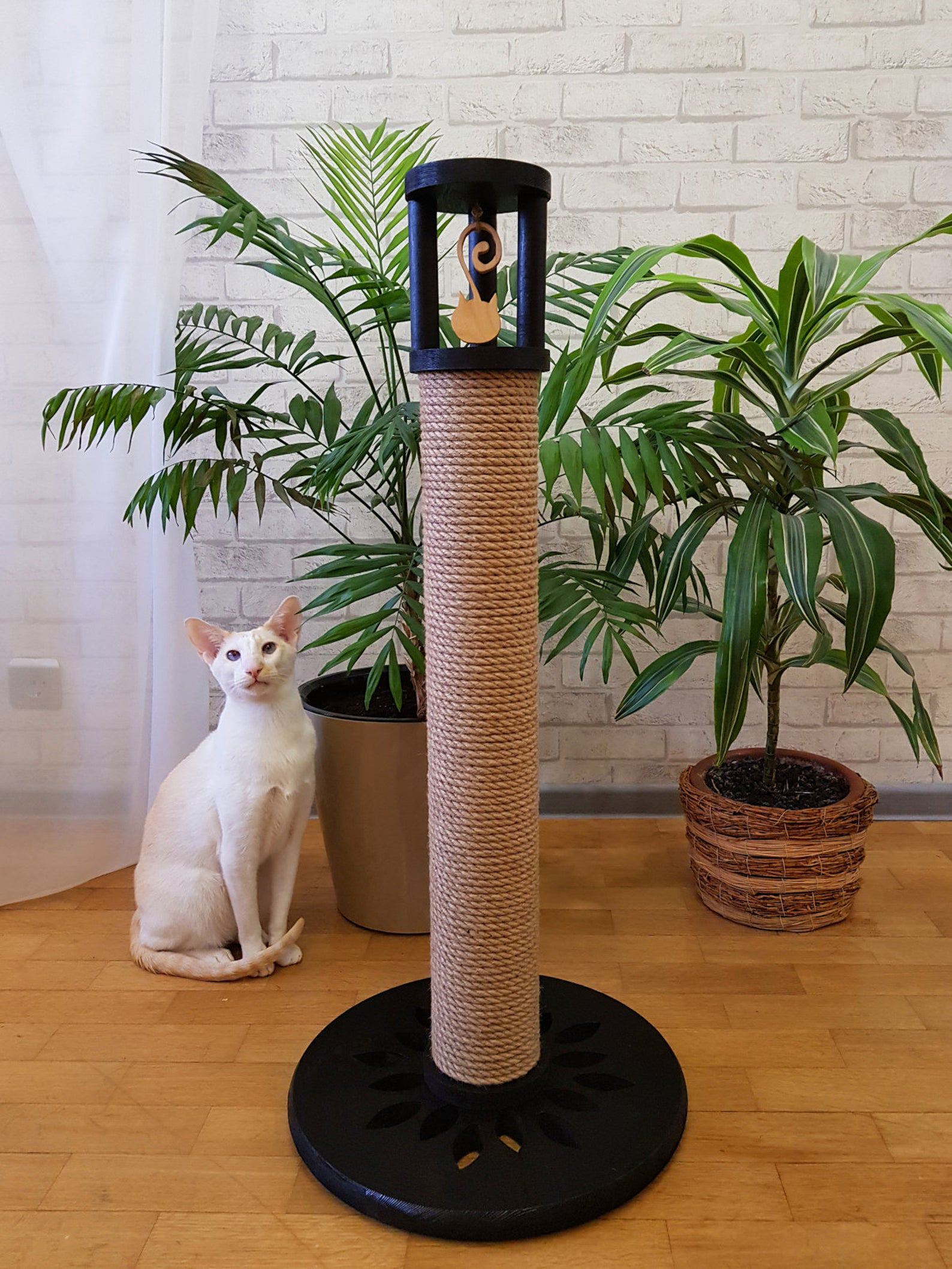 Tall rope cat scratcher with modern design