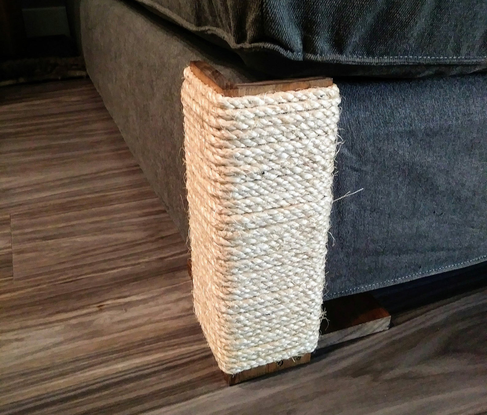 Diy couch hotsell corner scratching post